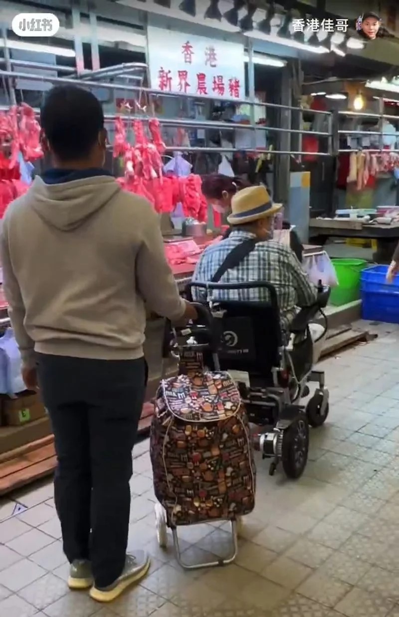 洪金寶（右）坐輪椅逛市場買豬肉。.jpg